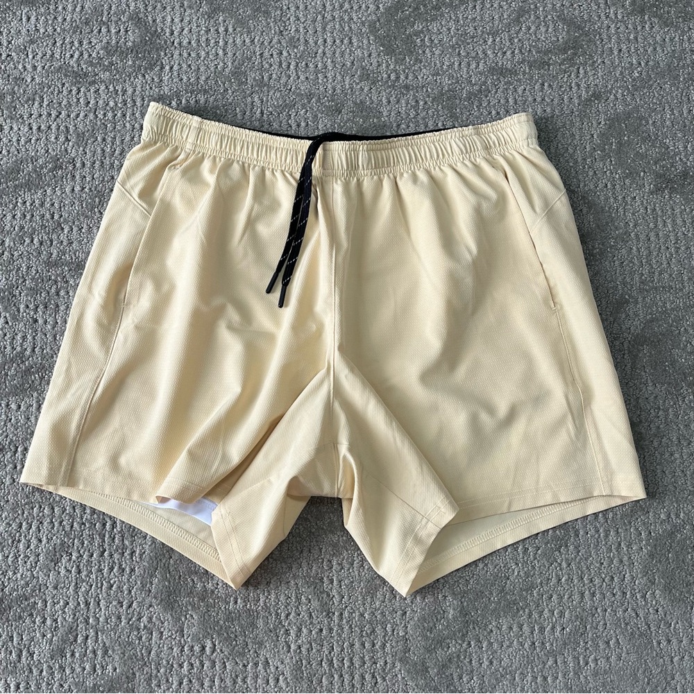 NWOT Men's Calvin Klein Lined Shorts size Large in Yellow